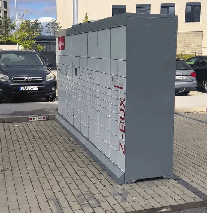 Výdajné boxy umiestnené na parkovisku