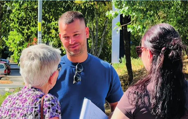Ľuboš Krajčír v rozhovore s obyvateľkami Devínskej Novej Vsi